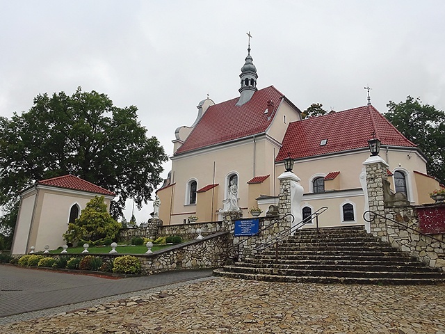 Grobowiec Stockmansów z 1809 r. i miejscowy kościół.