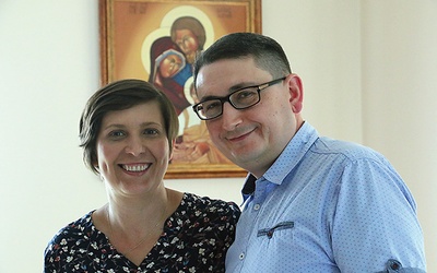 Renata i Józef Nowakowie każdego dnia sięgają do słowa Bożego, które prowadzi ich przez życie.