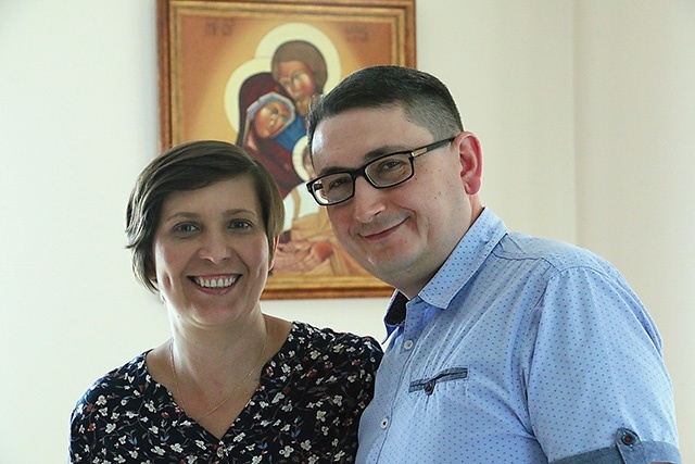 Renata i Józef Nowakowie każdego dnia sięgają do słowa Bożego, które prowadzi ich przez życie.