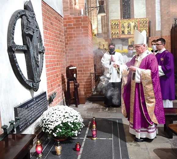 Abp Józef Górzyński pokropił wodą święconą i okadził groby biskupów warmińskich.