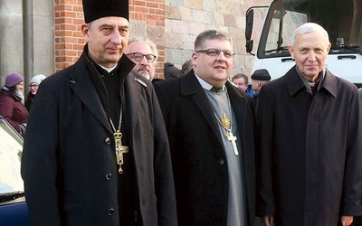 ▲	Na Tumskim Wzgórzu (od lewej): ks. Eliasz Tarasiewicz,  ks. Szymon Czembor, bp Maria Karol Babi, bp Piotr Libera.