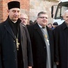 ▲	Na Tumskim Wzgórzu (od lewej): ks. Eliasz Tarasiewicz,  ks. Szymon Czembor, bp Maria Karol Babi, bp Piotr Libera.