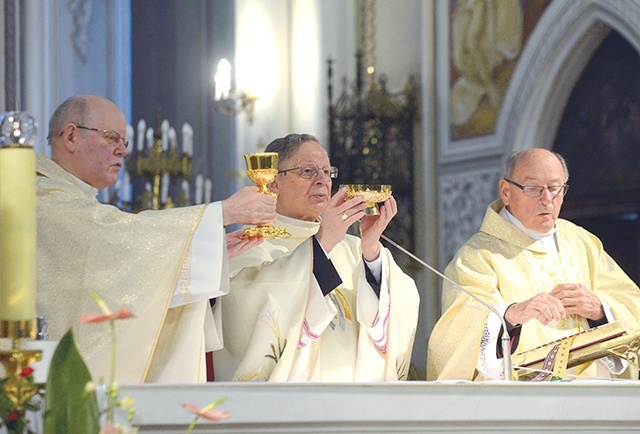 ▼	Mszy św. przewodniczył bp Henryk Tomasik.