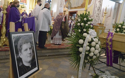 Ceremonii pogrzebowej przewodniczył bp Henryk Tomasik.