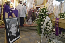 Ceremonii pogrzebowej przewodniczył bp Henryk Tomasik.