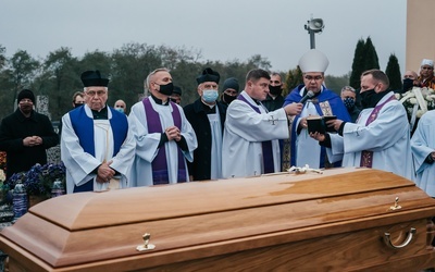 Uroczystościom pogrzebowym w Żdżarach przewodniczył bp Wojciech Osial.