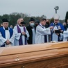 Uroczystościom pogrzebowym w Żdżarach przewodniczył bp Wojciech Osial.