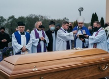 Uroczystościom pogrzebowym w Żdżarach przewodniczył bp Wojciech Osial.