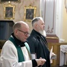 Ks. Krzysztof Ora i ks. Piotr Nikolski w czasie modlitwy.
