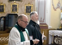 Ks. Krzysztof Ora i ks. Piotr Nikolski w czasie modlitwy.