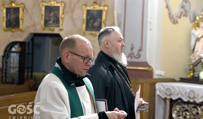 Ks. Krzysztof Ora i ks. Piotr Nikolski w czasie modlitwy.