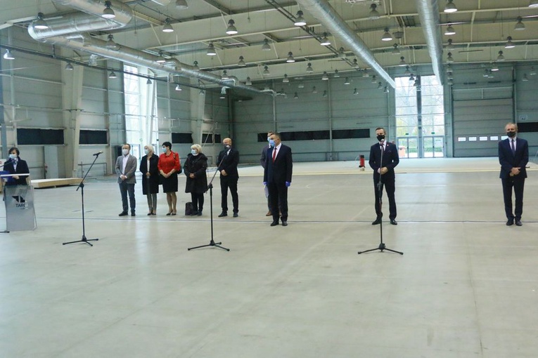 Konferencja prasowa w hali, gdzie powstaje szpital tymczasowy.