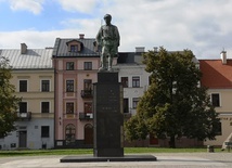 Delegacje złożą kwiaty pod pomnikiem Czynu Legionów.