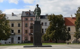 Delegacje złożą kwiaty pod pomnikiem Czynu Legionów.