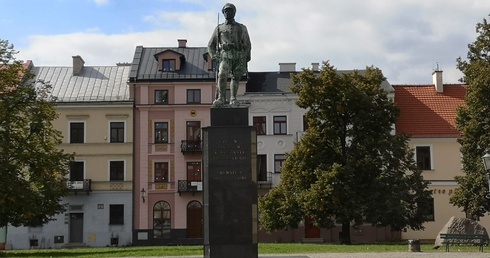 Delegacje złożą kwiaty pod pomnikiem Czynu Legionów.