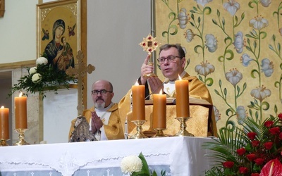 Ks. proboszcz Stanisław Wójcik udzielił uczestnikom Mszy św. na Złotych Łanach błogosławieństwa relikwiami św. Jozafata Kuncewicza.