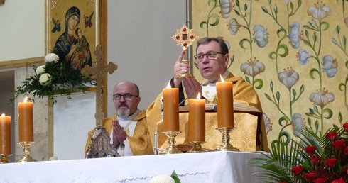 Ks. proboszcz Stanisław Wójcik udzielił uczestnikom Mszy św. na Złotych Łanach błogosławieństwa relikwiami św. Jozafata Kuncewicza.