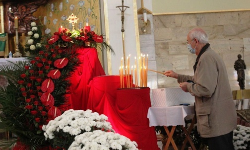 Parafianie modlą się przy relikwiach biskupa i męczennika - św. Jozafata.