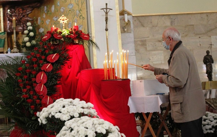 Parafianie modlą się przy relikwiach biskupa i męczennika - św. Jozafata.