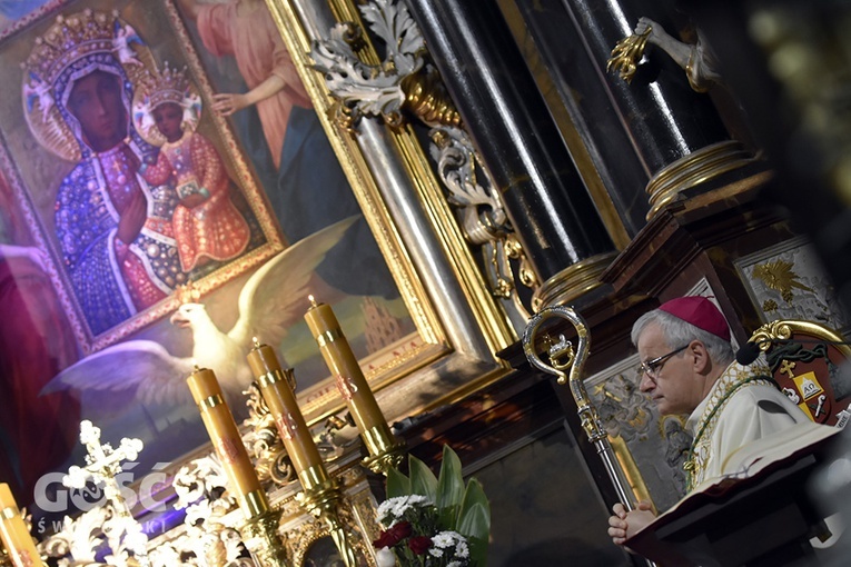 Bp Marek Mendyk w czasie Mszy św. za ojczyznę.