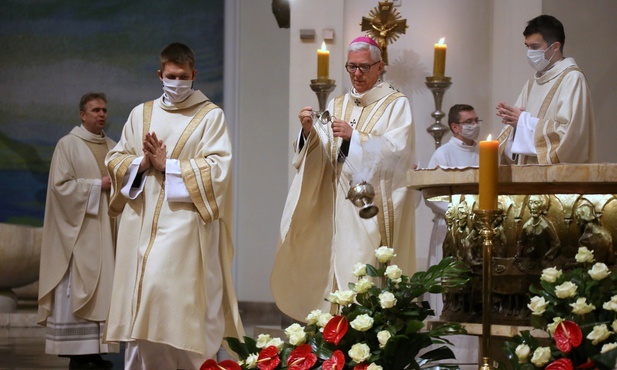 Abp Skworc w Święto Niepodległości: Promowanie dobra i przekaz wartości to patriotyczny obowiązek