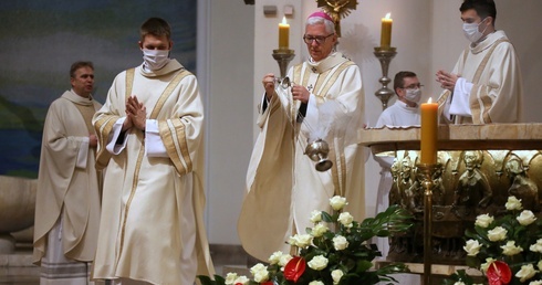 Abp Skworc w Święto Niepodległości: Promowanie dobra i przekaz wartości to patriotyczny obowiązek