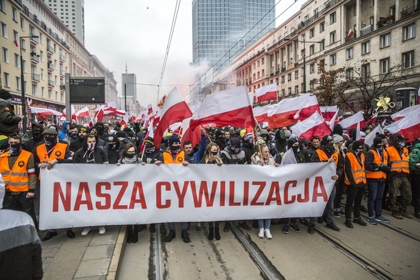 W dymie i huku. Nielegalny Marsz Niepodległości przeszedł ulicami Warszawy