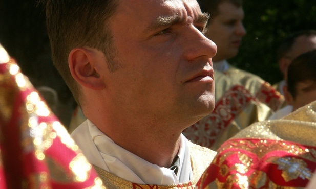 Koledzy rocznikowi gratulują biskupowi nominatowi Robertowi Chrząszczowi