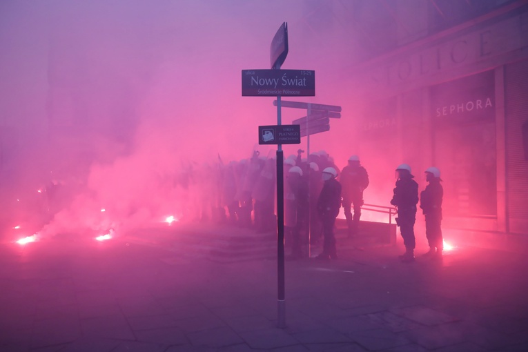 Zraniony na marszu fotoreporter: Jeden z policjantów strzelił do mnie