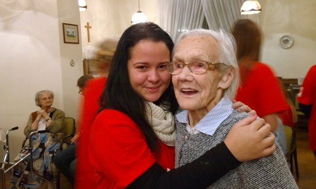 Nie tylko w tym czasie, ale zawsze seniorzy potrzebują naszego wsparcia.