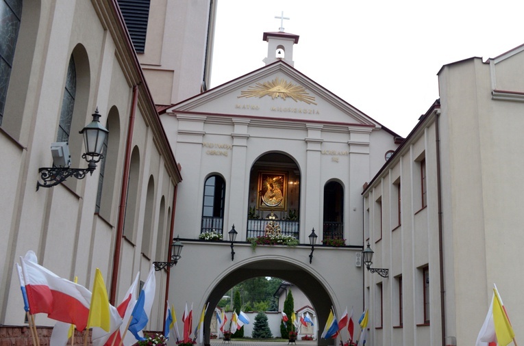 Skarżyska Ostra Brama jest jedyną w Polsce wierną kopią tej z Wilna.