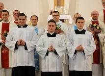 Od lewej: Kl. Mateusz Ender, kl. Piotr Mordzak i kl. Rafał Trębski przyjęli sutanny.