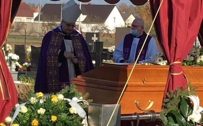 Bp Marek Mendyk nad grobem zmarłej Marianny.