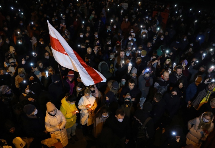 Zatrzymania na Białorusi, ludzie nie mieszczą się w więźniarkach