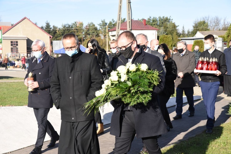 Kwiaty i znicze złożono przy pomniku "Przejście".