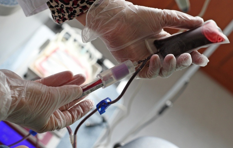 Krew ozdrowieńców ratuje życie chorym na COVID-19 