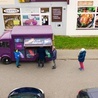 Katowice. Fioletowy foodtruck oferuje obiady po 5 zł. Tak Galeria Libero pomaga swoim najemcom