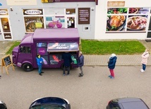 Katowice. Fioletowy foodtruck oferuje obiady po 5 zł. Tak Galeria Libero pomaga swoim najemcom