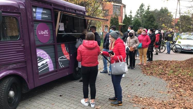 Katowice. Fioletowy foodtruck oferuje obiady po 5 zł. Tak Galeria Libero pomaga swoim najemcom