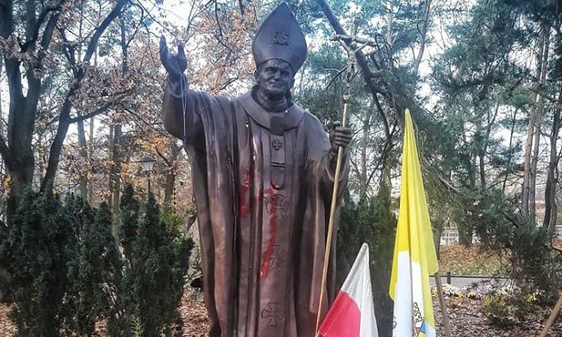 Wandale pomazali farbą pomnik w legionowskim parku.