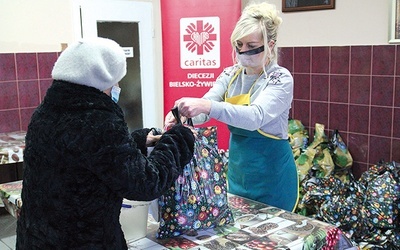 ▼	Potrzebujący odbierali dary w Kuchni Społecznej św. Brata Alberta.