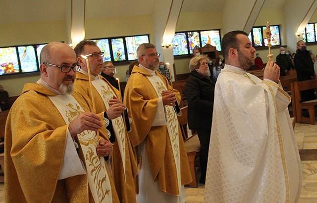 Ks. Adrian Łychacz wniósł odnalezione doczesne szczątki świętego  do złotołańskiej świątyni.