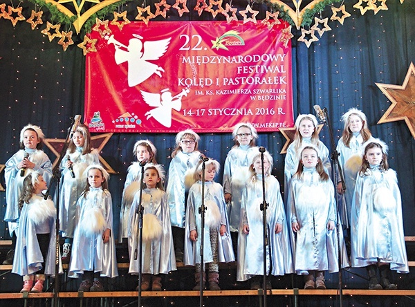 „Róże Świętej Elżbiety” – chórek z przedszkola sióstr elżbietanek w Rudzie Śląskiej- -Orzegowie na finałowych przesłuchaniach w 2016 r.
