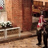 Podczas Mszy św. w intencji ojczyzny w katedrze modlili się przedstawiciele Wojska Polskiego oraz władz samorządowych.