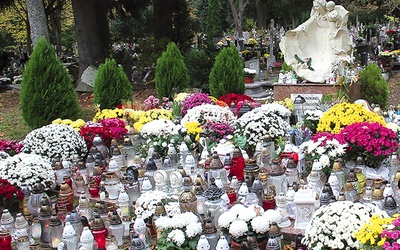 Pamięć o nienarodzonych wyraża się setkami zniczy ustawionych w listopadzie przed pomnikami dzieci utraconych, tak jak na cmentarzu w Koszalinie.