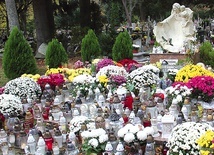 Pamięć o nienarodzonych wyraża się setkami zniczy ustawionych w listopadzie przed pomnikami dzieci utraconych, tak jak na cmentarzu w Koszalinie.