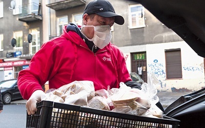 	Każdego dnia  wolontariusze docierają  ze skuteczną pomocą.