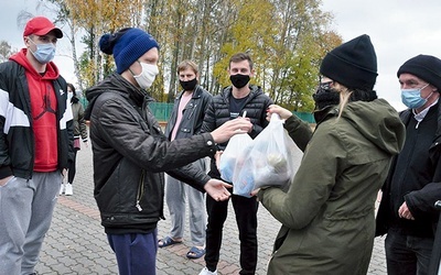 Wolontariusze z lubelskiego Centrum Wolontariatu przekazali artykuły pierwszej potrzeby.