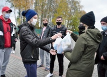 Wolontariusze z lubelskiego Centrum Wolontariatu przekazali artykuły pierwszej potrzeby.