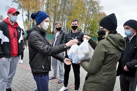 Wolontariusze z lubelskiego Centrum Wolontariatu przekazali artykuły pierwszej potrzeby.